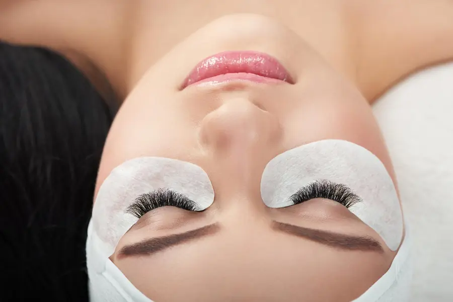 Foto ilustrativa: lash designer e design de sobrancelha